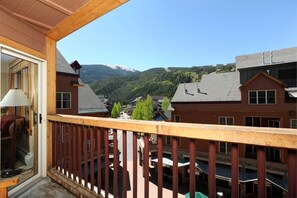 Property grounds - 2BR Condo Near Gondola | Balcony, Pool & Kitchen (Keystone)