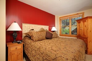 Free WiFi, bed sheets - 2BR Condo Near Gondola | Balcony, Pool & Kitchen (Keystone)