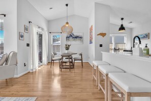 Dining - Ocean Tides - Gorgeous 3-bedroom house 8 minutes to Carolina Beach Boardwalk! (Wilmington)