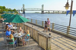 Outdoor dining - Ocean Tides - Gorgeous 3-bedroom house 8 minutes to Carolina Beach Boardwalk! (Wilmington)