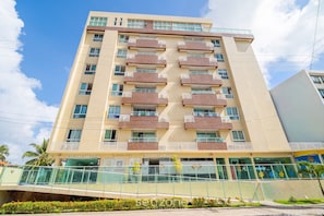 A multi-story hotel with balconies, a glass entrance, and signage for 'Mar Bello Plaza'. - Your Complete Stay With a Rooftop Pool, 40m From the Beach in Cabedelo Cmzs (Cabedelo)