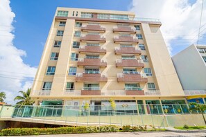 A multi-story hotel with balconies, a glass entrance, and signage for 'Mar Bello Plaza'. - Your Complete Stay With a Rooftop Pool, 40m From the Beach in Cabedelo Cmzs (Cabedelo)