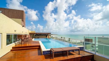 Apartamento básico | Piscina | Una piscina al aire libre