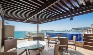 Apartamento básico | Piscina | Una piscina al aire libre