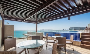 A covered outdoor area with a pool, seating, and a view of the sea. - Your Complete Stay With a Rooftop Pool, 40m From the Beach in Cabedelo Cmzs (Cabedelo)