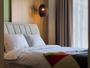 Tabla de planchar con plancha, wifi gratis y ropa de cama 