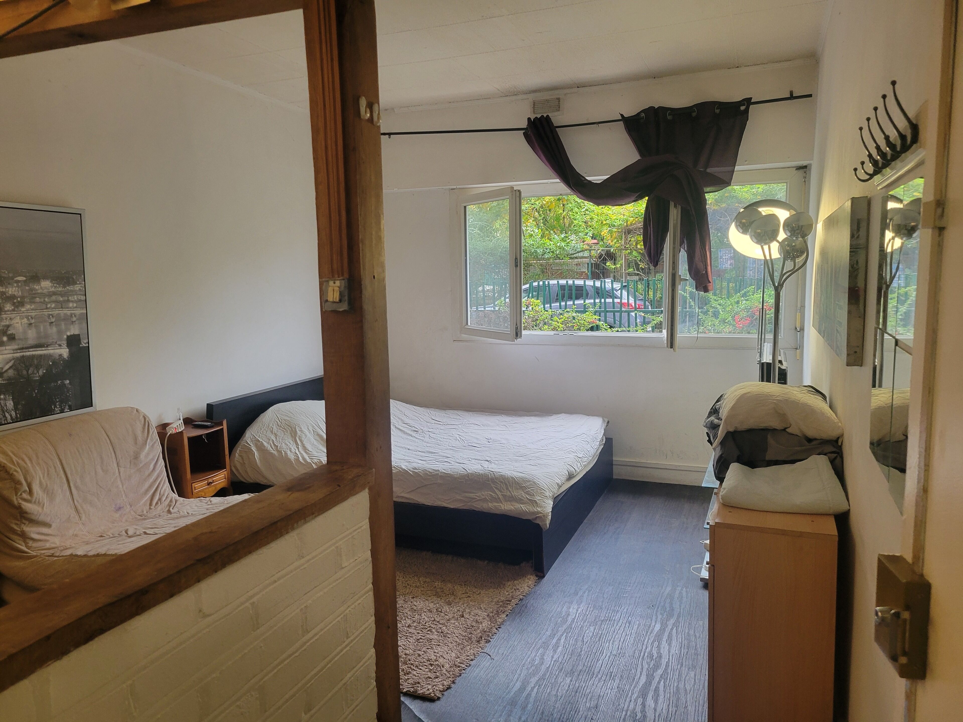 Een strijkplank/strijkijzer, wifi, beddengoed