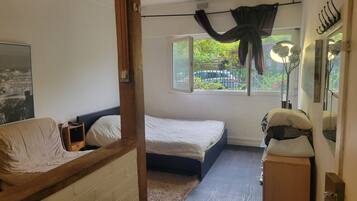 Een strijkplank/strijkijzer, wifi, beddengoed