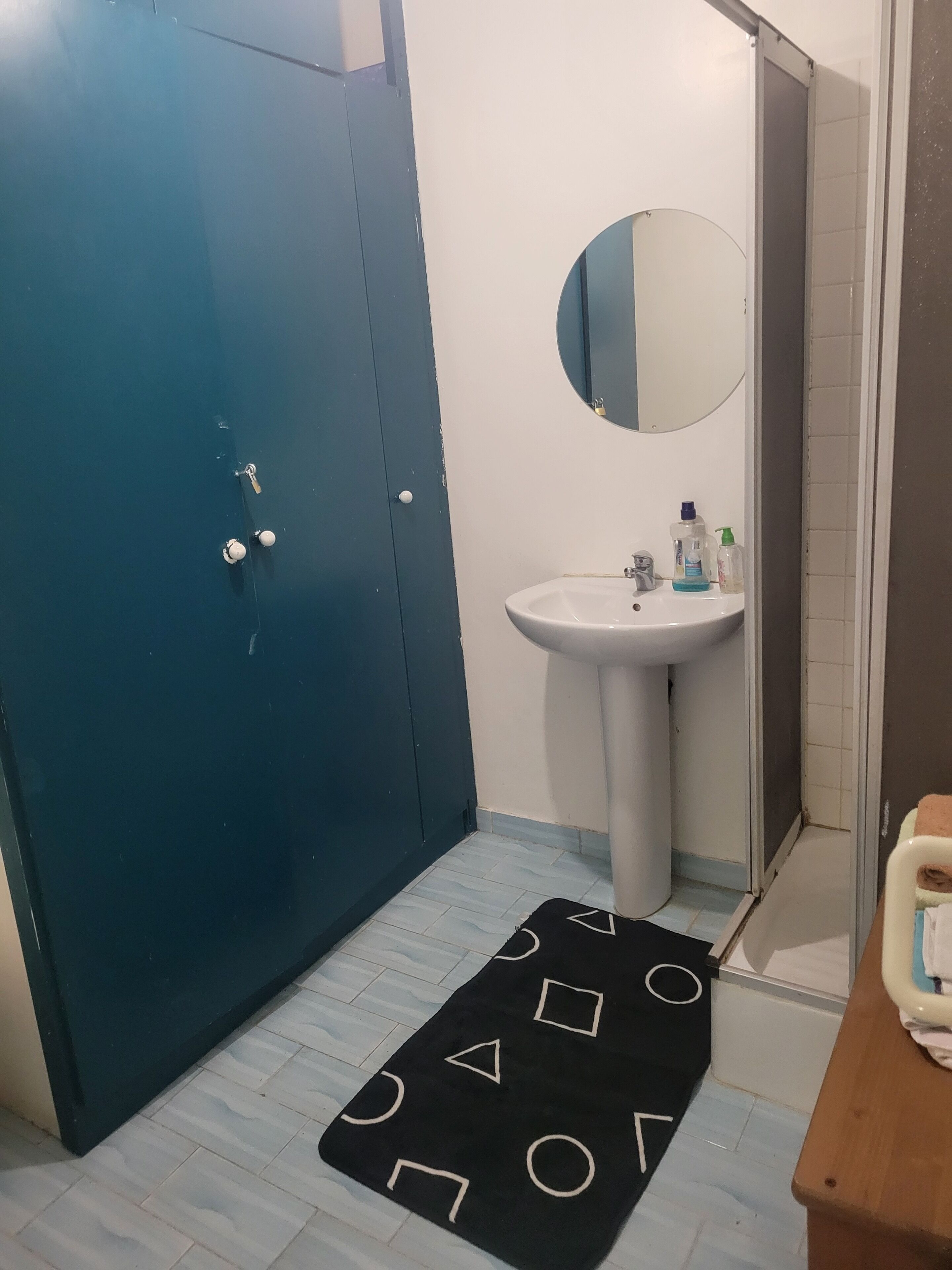 Een haardroger, handdoeken, zeep, toiletpapier