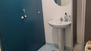 Een haardroger, handdoeken, zeep, toiletpapier