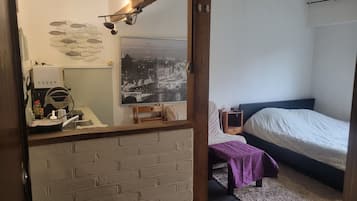 Een strijkplank/strijkijzer, wifi, beddengoed