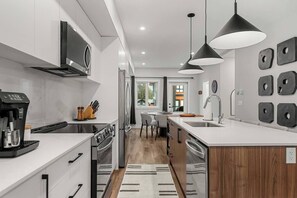 Frigorífico, microondas, horno y placa de cocina