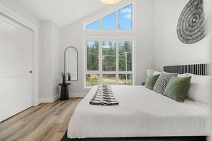 Desk, WiFi, bed sheets - Chalet Grande Ourse | Slope-Side | Private Hot Tub (Panorama)