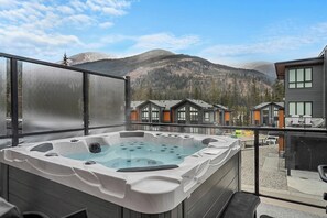 Tina de hidromasaje al aire libre