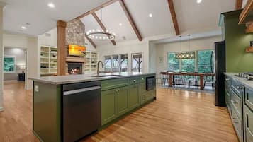 House, Multiple Beds, Patio, Mountain View (Paxwood) | Private kitchen