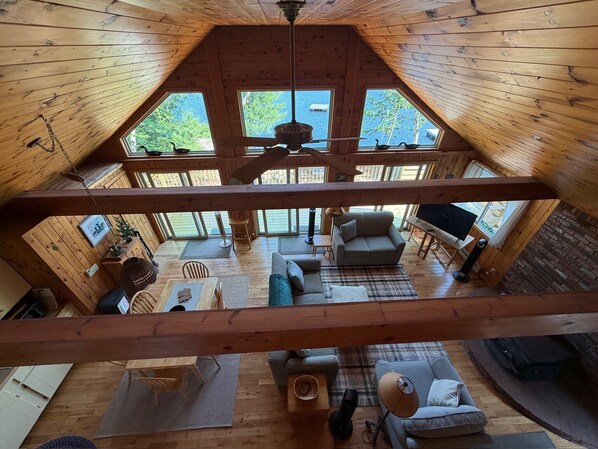 Smart TV, chimenea y libros