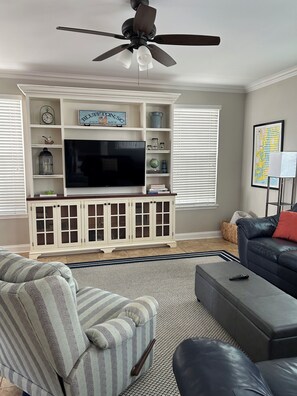 Living area - Pond View near Old Town Bluffton (Bluffton)