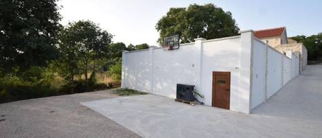 المنطقة المحيطة بالمنشأة