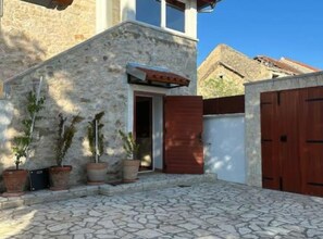 Exterior detail - The Grandfather Villa – Heated Pool Retreat (Zadar)