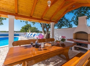 Outdoor dining - The Grandfather Villa – Heated Pool Retreat (Zadar)