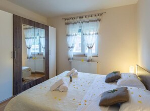 6 bedrooms, iron/ironing board, Internet, bed sheets - Six Bedroom Holiday House With Pool (Benkovac)