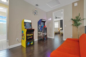 Interior - HUGE 3BD 2.5BA • 2,118 Sq Ft • Sleeps 11 • KING BD (San Gabriel)