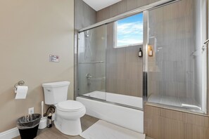 Shower, hair dryer, towels, soap - HUGE 3BD 2.5BA • 2,118 Sq Ft • Sleeps 11 • KING BD (San Gabriel)
