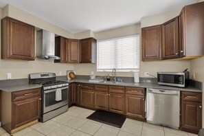 Private kitchen - HUGE 3BD 2.5BA • 2,118 Sq Ft • Sleeps 11 • KING BD (San Gabriel)