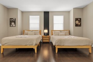 Iron/ironing board, WiFi, bed sheets - HUGE 3BD 2.5BA • 2,118 Sq Ft • Sleeps 11 • KING BD (San Gabriel)