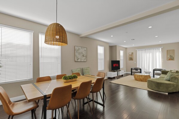 Dining - HUGE 3BD 2.5BA • 2,118 Sq Ft • Sleeps 11 • KING BD (San Gabriel)