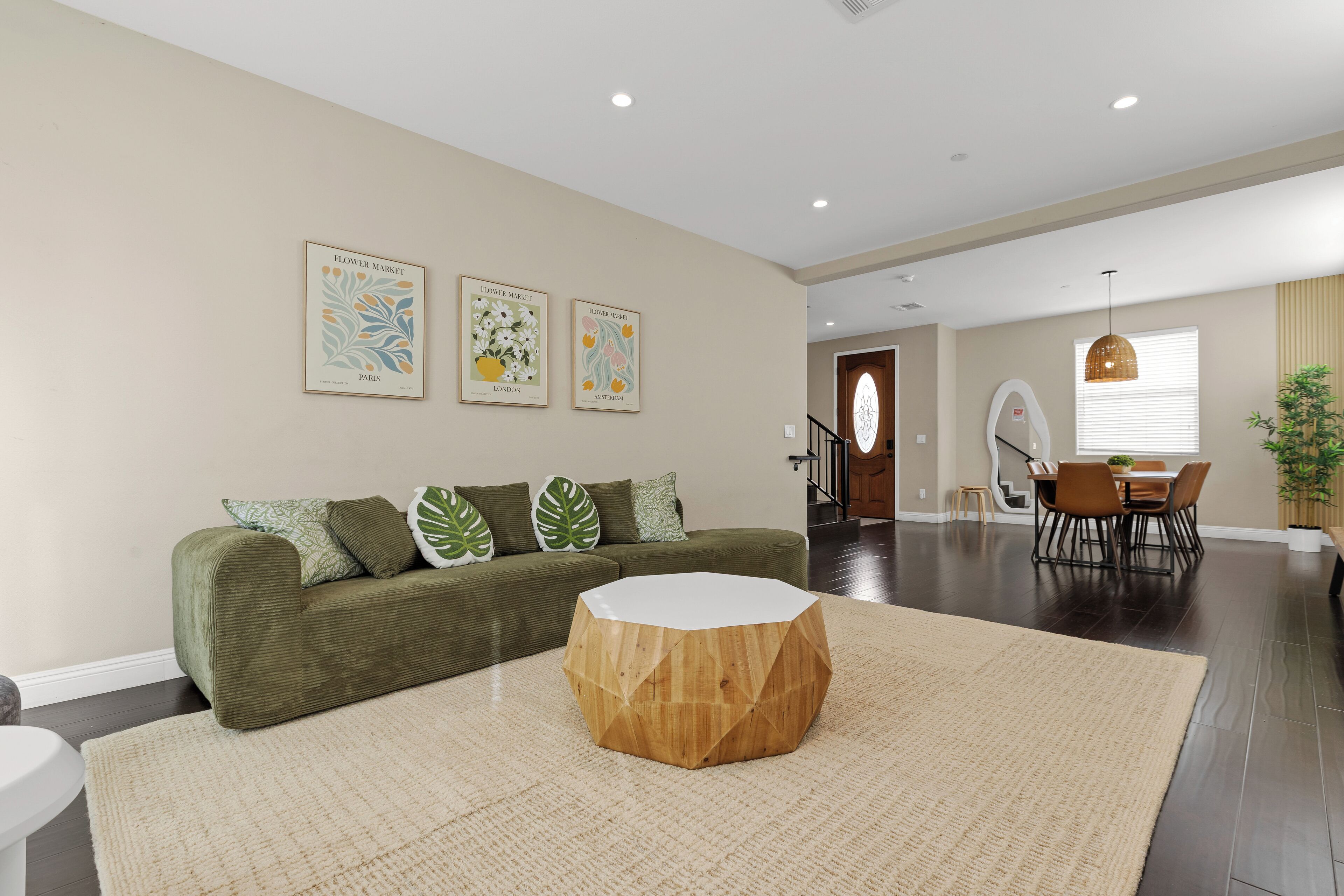 Huge 3bd 2.5ba  2,118 Sq Ft  Sleeps 11  King Bd - El Monte, CA