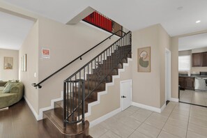 Interior - HUGE 3BD 2.5BA • 2,118 Sq Ft • Sleeps 11 • KING BD (San Gabriel)