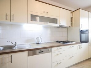Frigorifero, microonde, forno, lavastoviglie