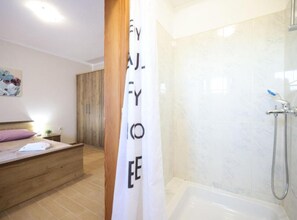 Een douche, een haardroger, handdoeken