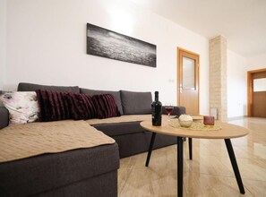 TV - Villa Maja - Three bedroom villa with pool (Škabrnja)