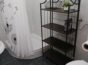 Douche, bidet, serviettes fournies
