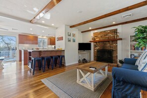Smart TV, fireplace, video games, table football - Water Views, Dog Friendly, Fire Pit in Brewster (Brewster)