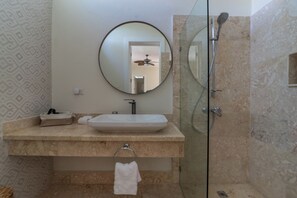 Doccia, asciugacapelli, bidet, asciugamani