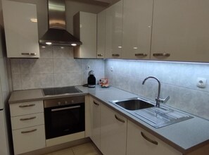Fridge, oven, stovetop, dishwasher - Holiday House Emma - Two Bedroom Holiday Home With Terrace (Šibenik)