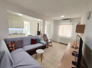 TV - Holiday House Emma - Two Bedroom Holiday Home With Terrace (Šibenik)