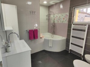 Sèche-cheveux, bidet, serviettes fournies