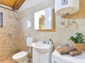 Shower, hair dryer, towels - Holiday House Šimun - Three bedroom Holiday house with pool (Stankovci)