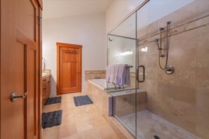 Hair dryer, towels - 4 BR / 3.5 BA Home Near Downtown Truckee & Skiing! (Truckee)