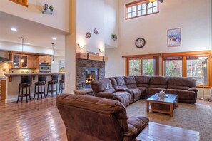 TV, fireplace, DVD player, video library - 4 BR / 3.5 BA Home Near Downtown Truckee & Skiing! (Truckee)