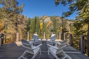 Property grounds - Spacious 5 BR / 4.5 BA Alpine Meadows Getaway! (Alpine Meadows)