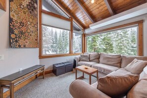 TV, fireplace, video games, DVD player - Spacious 5 BR / 4.5 BA Alpine Meadows Getaway! (Alpine Meadows)