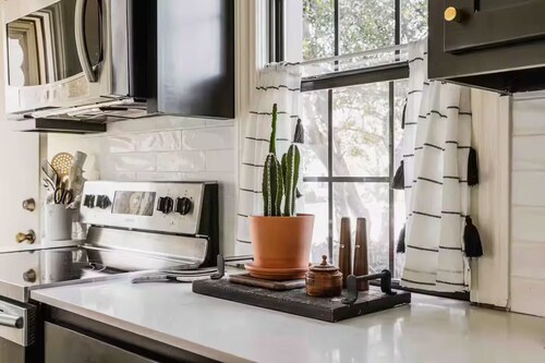 Cozy Historical Home, Walk to Downtown Edmond