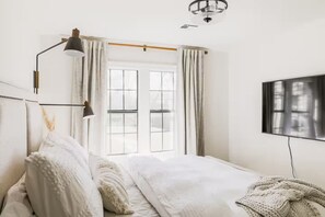 Tabla de planchar con plancha y ropa de cama 