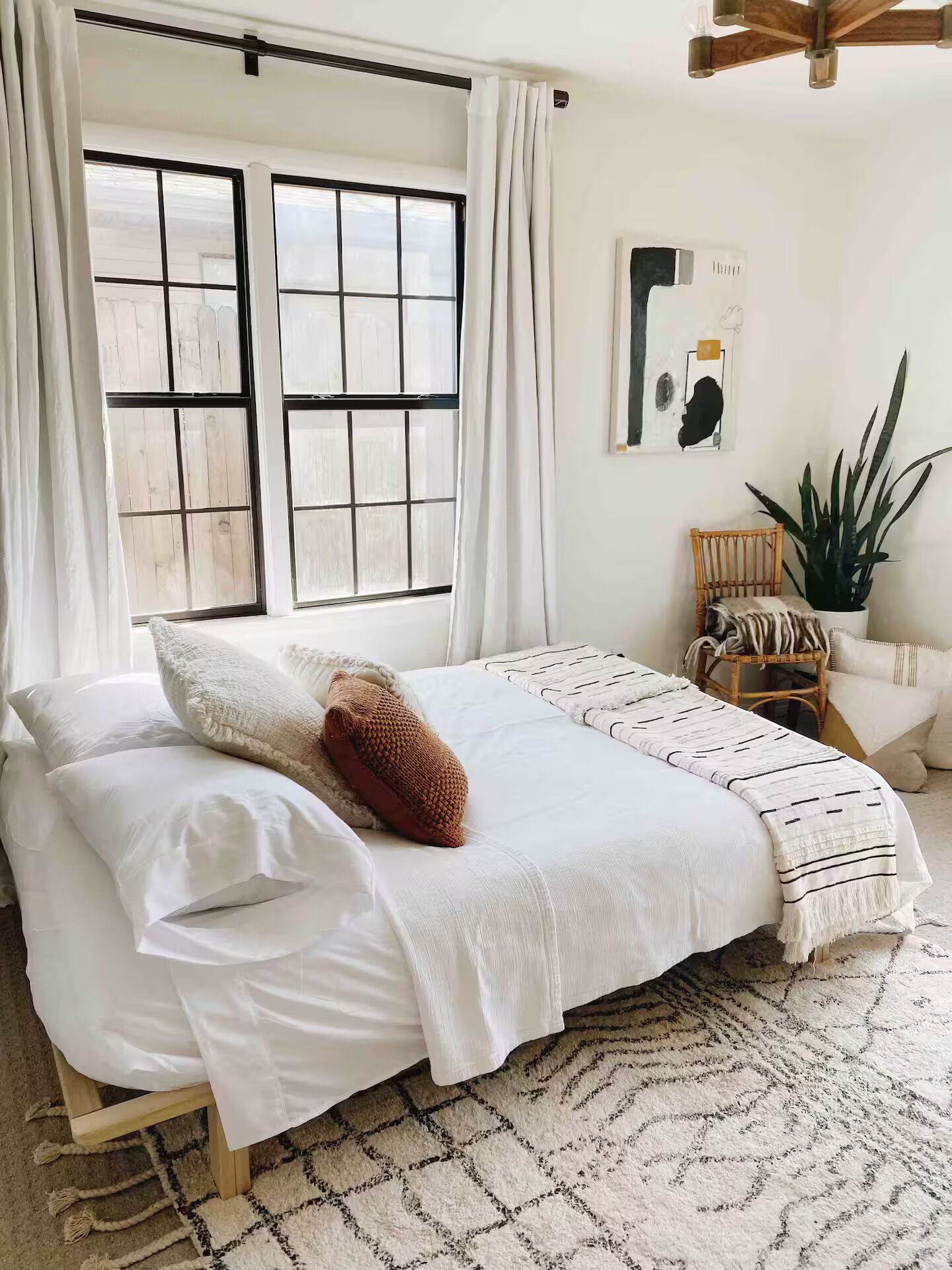 Tabla de planchar con plancha y ropa de cama 