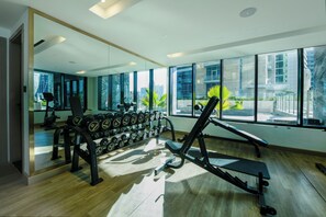 Fitness facility - Chic 1BR with Private Terrace & Burj Khalifa Skyline View | 4 Guests (Dubai)